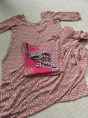 Used Pink Floral Printed Fabric Set Salwar Kameez Large